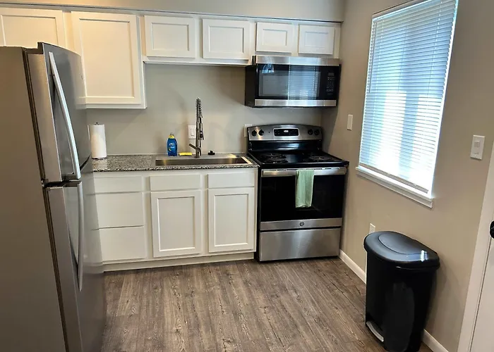 Carter #1 Two Bedroom Unit Near Xavier Downtown